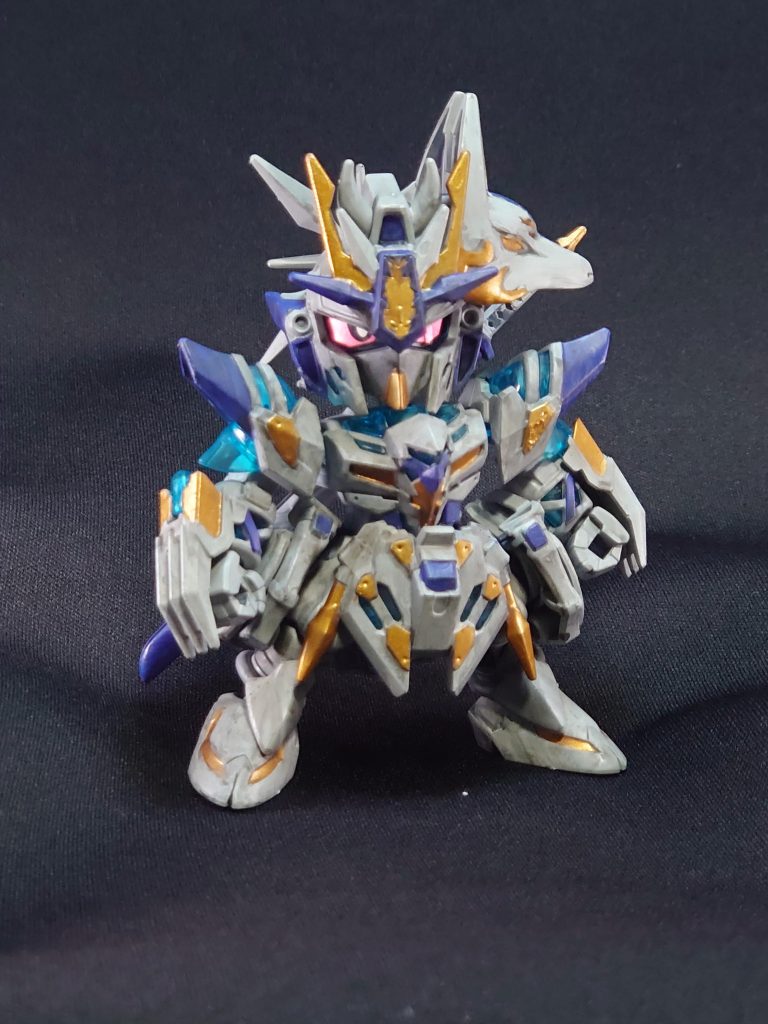 夏になり仕事が大変な時期に入った為、中々にプラモデルを作る機会が少なくなりもやもやとしております…。エアブラシでの塗装予定のものや、組み立てたくても組み立てられないものなどもあったりしております。しかしできない事がない訳ではない。技術を磨こうと思い立ちシタデル塗装にトライしてみました。よろしければ塗装のコツやアドバイスなどもいただきたいなと思っております…。［使用塗料］本体白部分:BASE Gray Seer各所パープル:BASE Macragge Blue金塗装部分:LAYER Gehenna's Gold全体部SHADE:SHADE Nuln Oil                                      ありがとうございました。