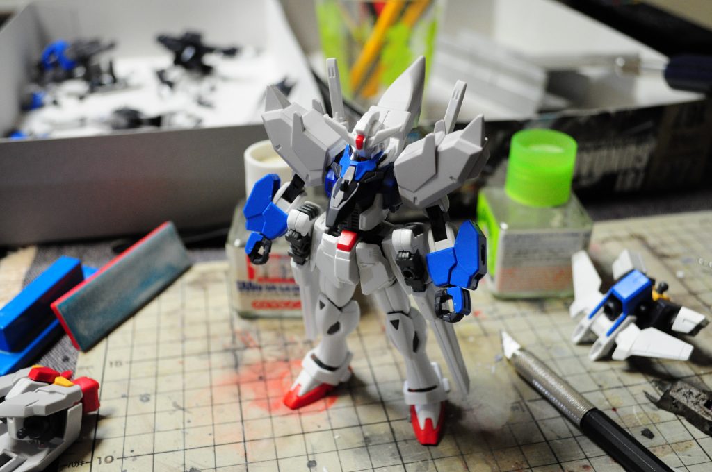 頭部はF91の頭に、アンテナをコアガンダムのものに交換してフェイクνのアンテナから削り出したトサカを追加したり、肩がボリュームアップしたのでコアハンガーの機種を切り出して胸においてみたり。動画の中では改造ポイントや互いの感想なんかを語っております。もしよければ視聴とチャンネル登録、goodボタンをいただければ幸いです。それではまた。