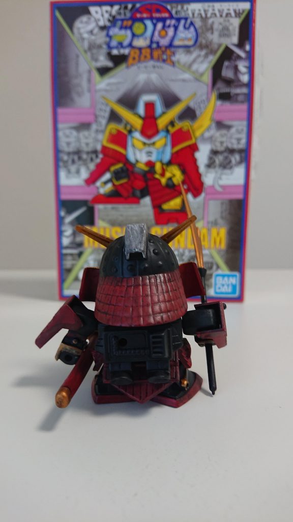 背面ショット。鎧のかたちは南北朝時代の腹巻、胴丸的な形状かな？星兜の鋲の金色はモールド浅すぎて途中で諦めて黒く塗りつぶしてやりました。