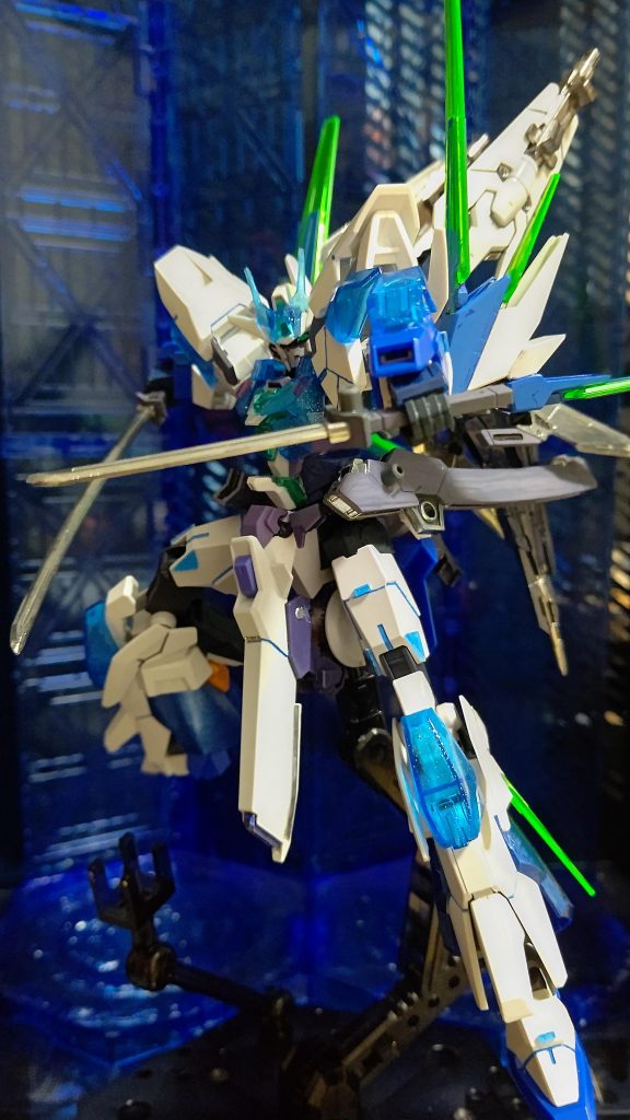 腰には二つの刀を装備、ガンダムフレームやビーム兵器対策で戦うイメージです。30MMのウェポンセットから使用し刀身はガンダムマーカーEX メッキシルバーで塗装しました。
