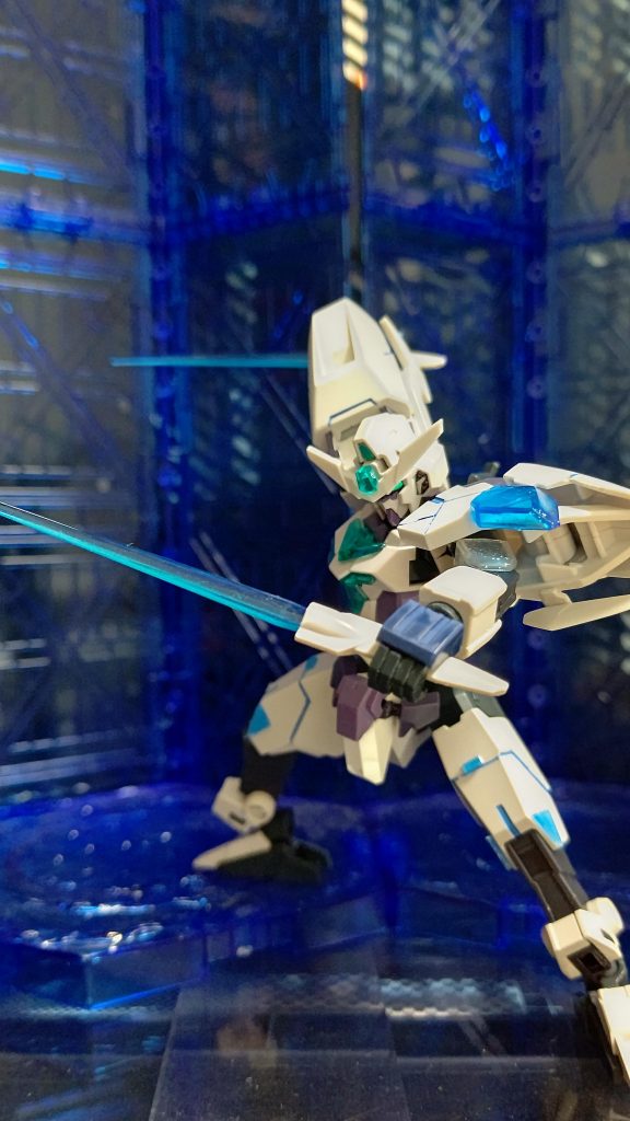 アーマーをパージした状態いわゆるコアガンダムなんですが、今回、最初からアーマーを装着した状態で戦い、アレックスのチョバムアーマーのように、いざとなったら破棄して戦闘を継続するというスタイルにしました。通常のコアガンダムからドッキングでパワーアップではなくパワーダウンはするが小型の利点を活かし戦い抜く感じです。一応、コアガンダムⅡではなくガンダムリバイブと呼んでます。ビームサーベルはアーマー装備のリジェネリバイブのときも使用できますが、この状態だと出力は落ち、通常のコアガンダムⅡと同じになります。