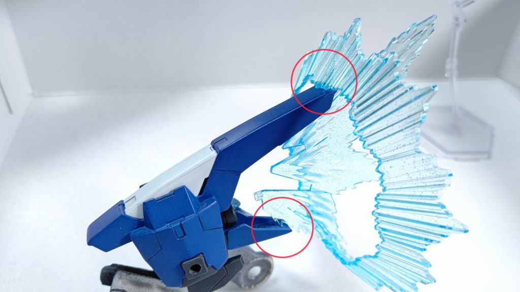 赤丸部分の切り欠きに差し込んで引っ掛けているだけ