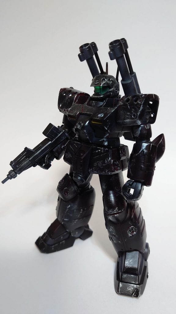 ライトを少なくした状態だったらわりと真っ黒に見えるかなと思います!基地が襲撃されて何とか退けてその後頑張ってパーソナルカラー塗るぞー!って言っても急いでるときにそんな色分けなんて...整備兵「とりあえずセンサーと関節塗らんかったら大丈夫だろ!」の精神で思いっきり塗りました(笑)