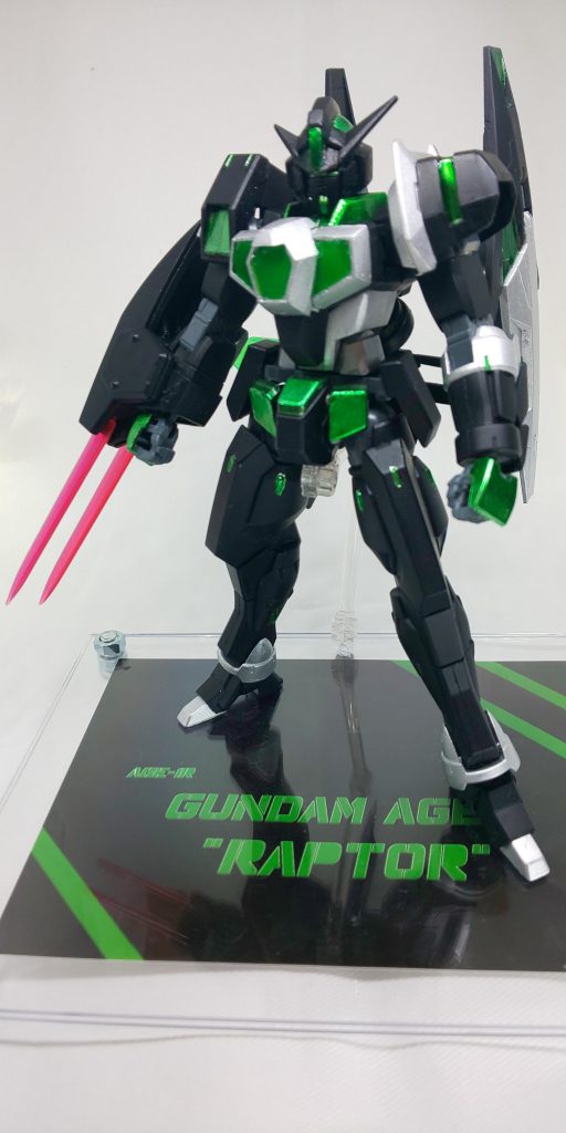 右腕には複合兵装シールドを装備ビームクローと威力は低めだが牽制用としてビームライフルも内蔵している