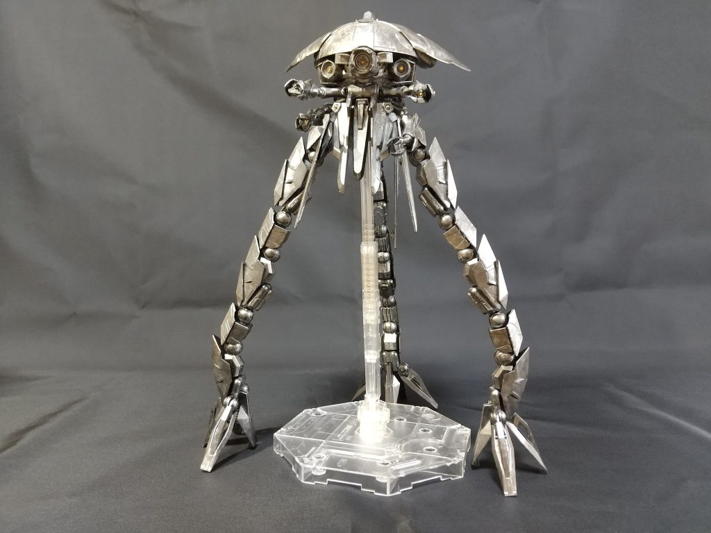   先ずは全身ショット。一応スタンド無しでも自立しますが、関節ポッキリが怖いためスタンドを使用。足を延長したため、高さが35cmをオーバーしてます。