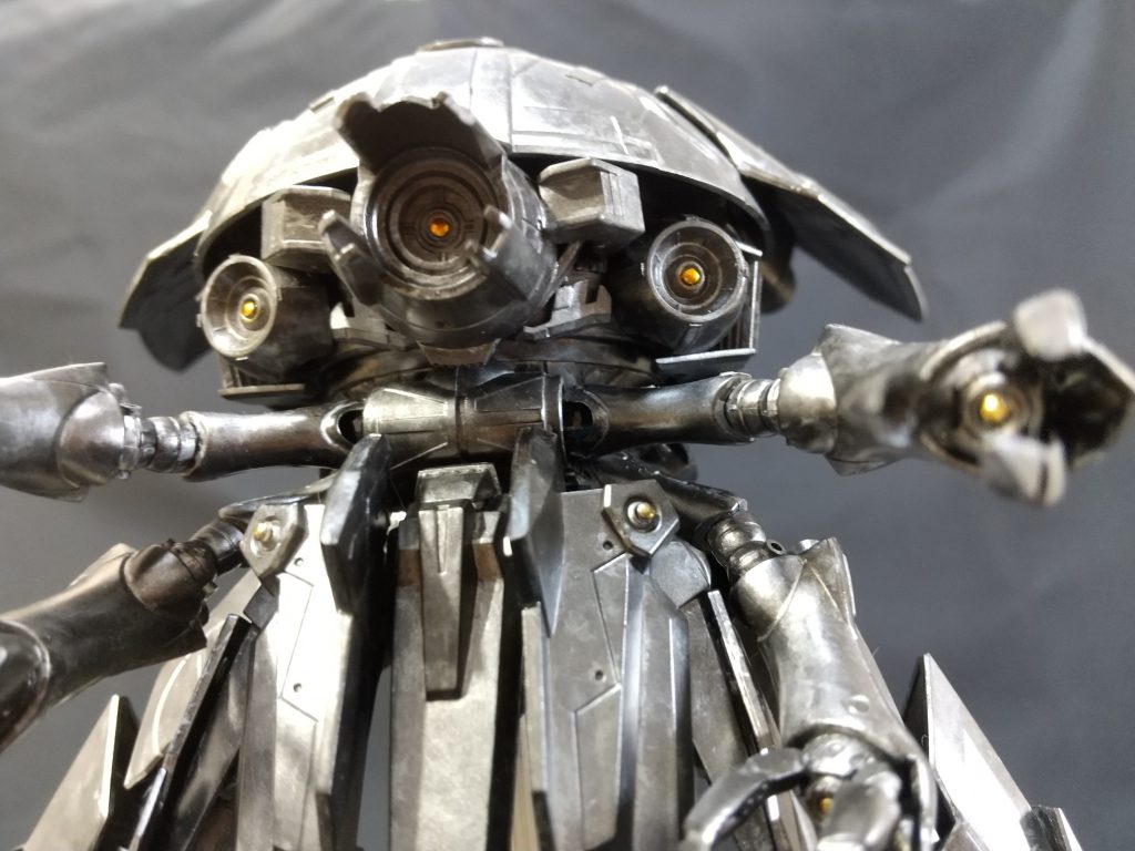 前ショットその１中央に主眼と両脇に副眼があります。股間？には縦長のアーマーでわきゃわきゃ感をアップ！