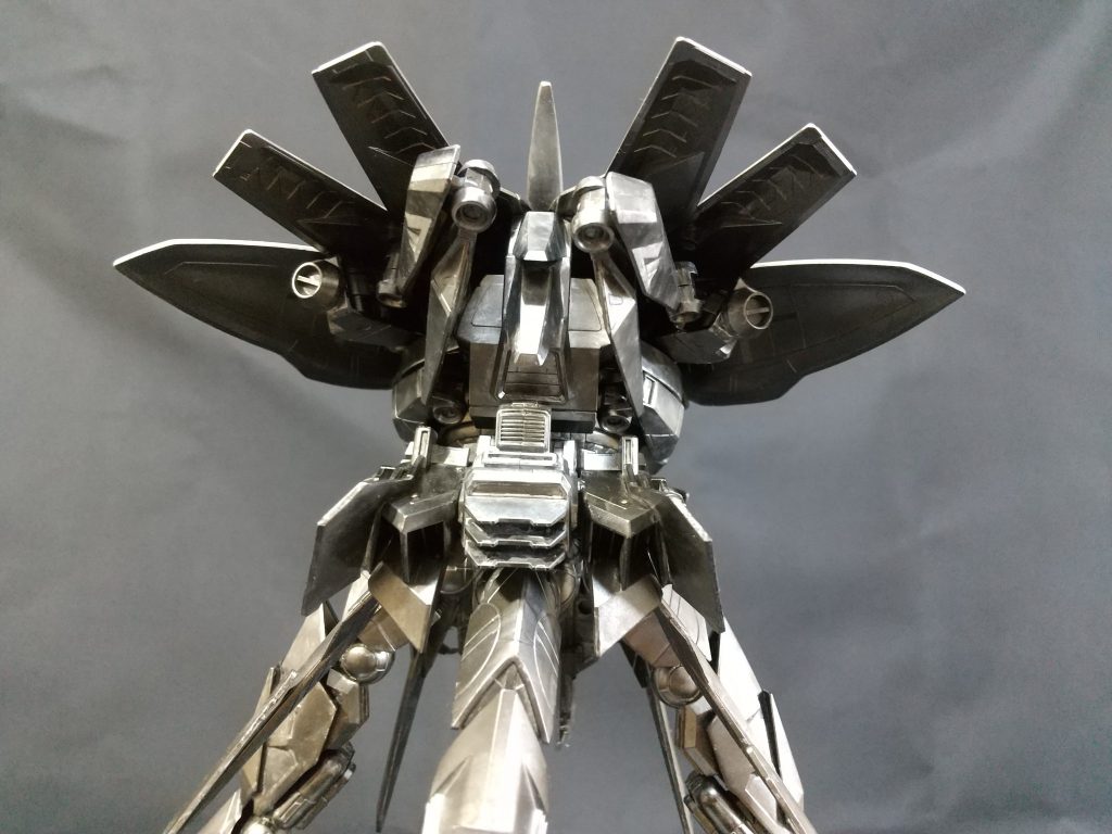 バックショット。頭の後ろにごちゃごちゃ詰まっているけど、これは・・？