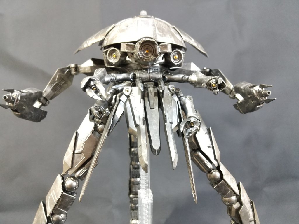 隠し腕の先端はビーム兵器。これで敵やら建物やら一掃します。これもモチーフそのままで・・