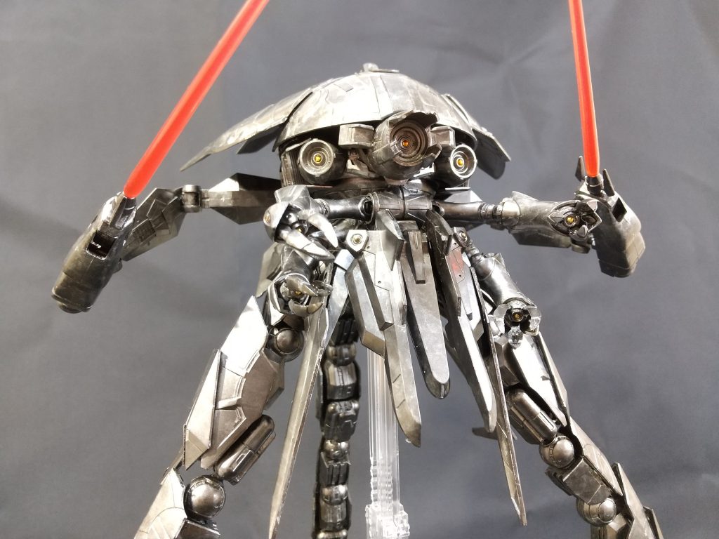 ビームサーベルも装填可能。近接戦もいけます。が、このバランスで近接戦て・・