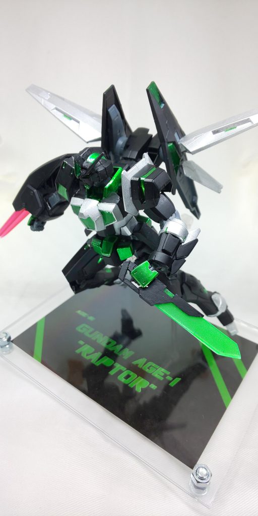 背面のブースターパックを展開して、高速で一気に敵に接近するヒット＆アウェイ戦法を得意とする