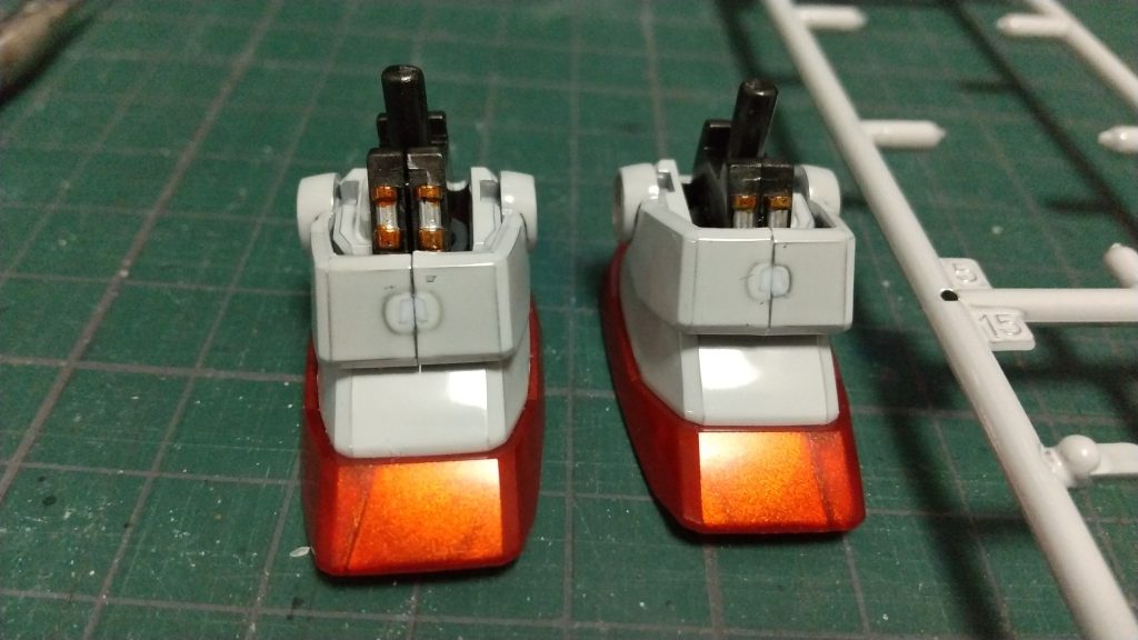 パチ組みしたアンクルガードは上の画像の様な状態です。ゲートの周りは塗装がうまく出来ていないため、下地のシルバーメッキが見えています。白いパーツは全身この様な状態です。