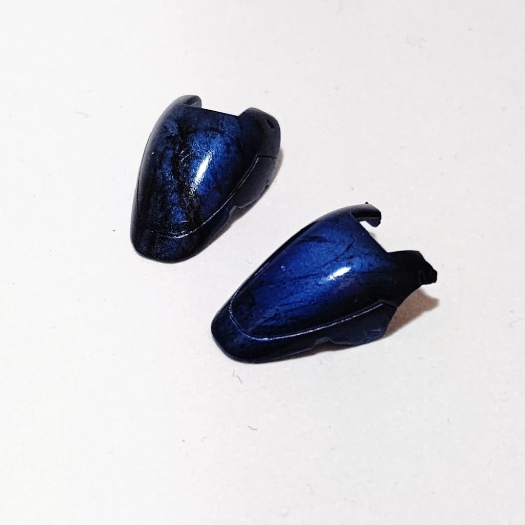 分かりにくいですが青と赤のパーツも模様が入っています黒サフ→ウエットティッシュを伸ばしてマスキング→シルバーで塗装→マスキングを剥がしてクリアカラーで塗装ウエットティッシュがキレイに剥がれず、綿を取るために塗装後1500番のヤスリで水研ぎしています(それでも取り切れていませんが😅)