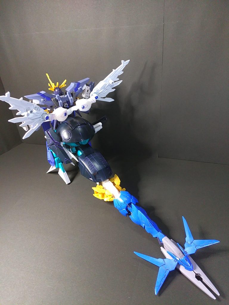 色は肩のグリーンのパーツと胸のクリアグリーンのパーツ、翼の赤い丸部分をガンダムマーカーのメタバイオレットで塗り、紫色で墨入れしてアルスの制御下にある事を表現しました。手をM.S.Gワイルドハンドに交換。ボールジョイントの手首パーツを使う事で無改造で付ける事ができました。アルスアースリィのアーマーを使って尻尾を延長、本家よりもちょっと強い感を出してみました。