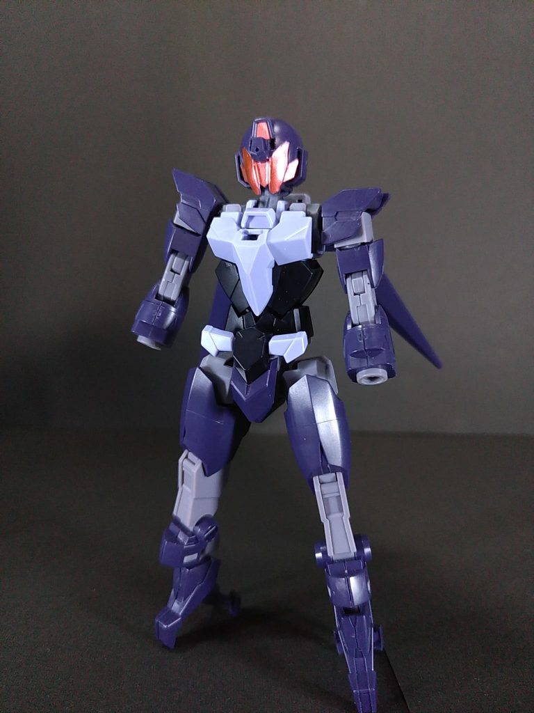 頭部はプラネッツシステム対応型を使い、シールをメタリックレッドに塗って貼り付けました。コアガンダムと構造が同じなので、すんなり装着できると思いましたが胸部と前腕が干渉して取り付ける事ができませんでした。胸部は紫のクリアパーツを外し、中央の出っ張りを削りました。前腕は左右とヒジ側の3面を削りました。