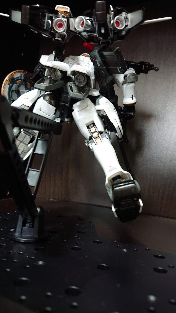 スーパーバーニア内はガンマカのシャインシルバーでギンギラギンに。バーニアの装甲とか黒いのはメタルブラック関節、ドーバーガンは赤鉄色装甲のグレーは軍艦2後は4アーティストマーカーの銅とか白は成形色です。