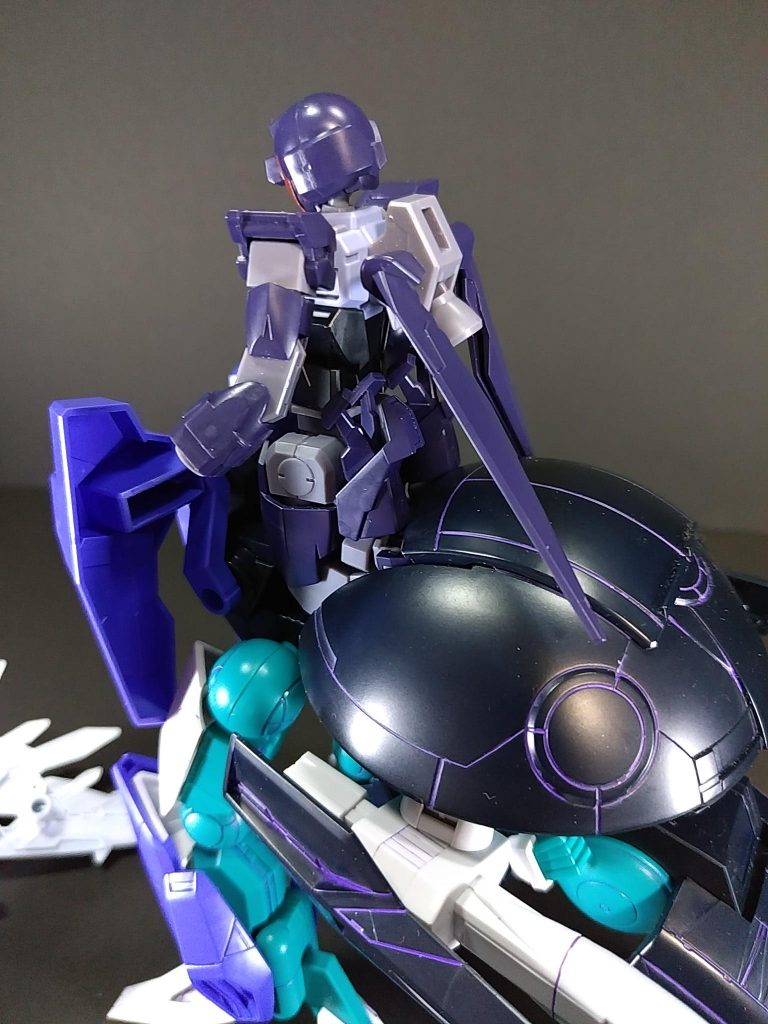 足がコアガンダムより大きいですがキレイに畳むことでウォドムに収まってくれます。