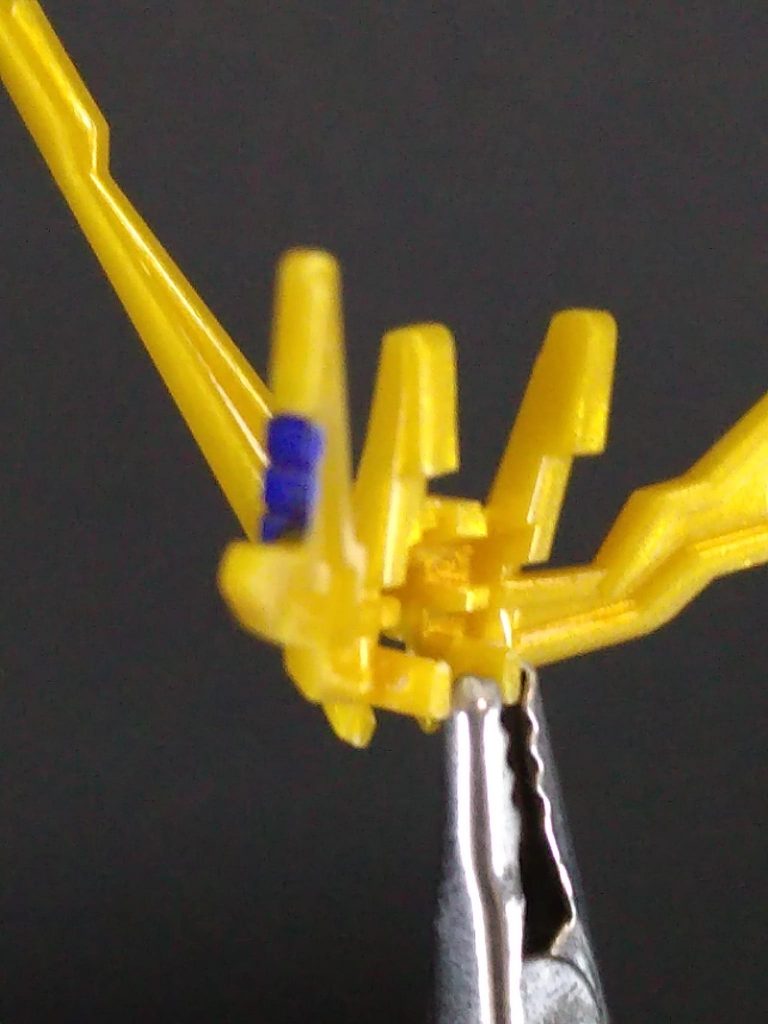 エクスヴァルキランダーの角も小改造してます。キットのままだと差し込みが浅く、額から浮いてしまうので、強度が下がってしまいますが接続ピンの脇にある出っ張りを削って深く差し込めるようにしました。