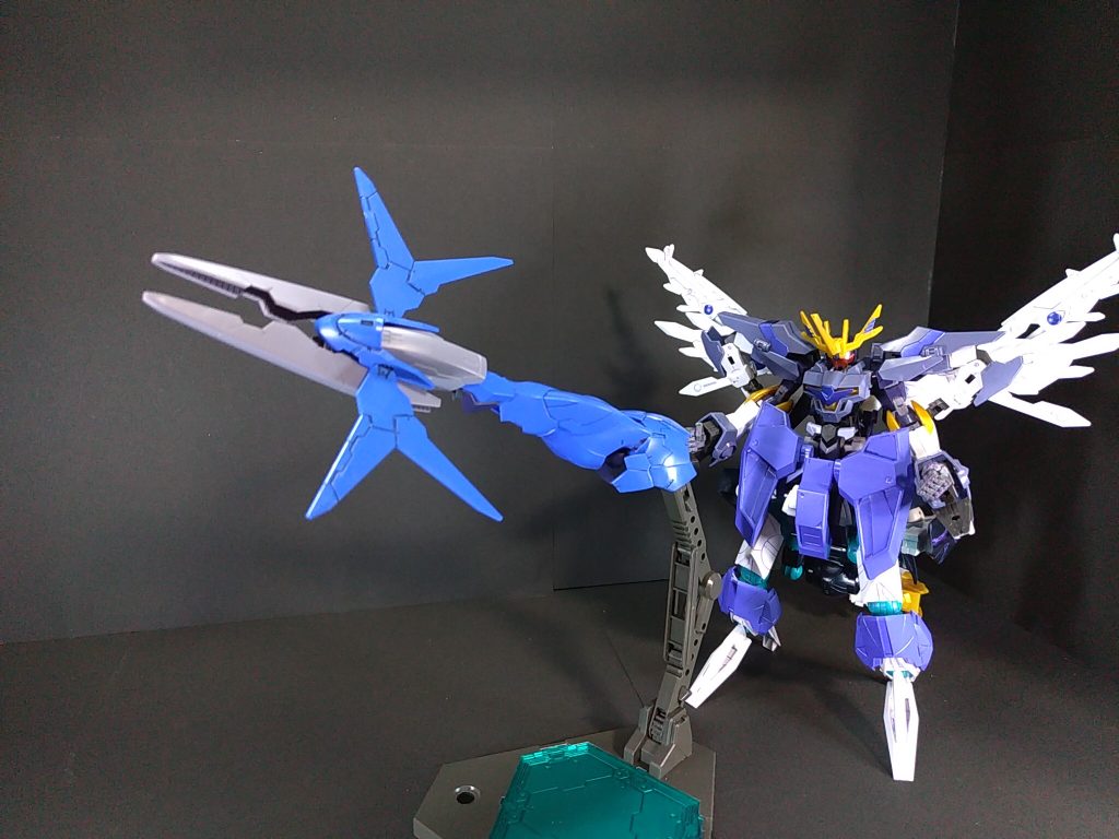 ・テイルビットライフル尻尾はビットのように自律機動兵器として使用可能。アルスアースリィのライフル、バックパック、脚部とリアアーマーを使って製作しました。各パーツはボールデンアームズのジョイントを組み合わせて接続、ある程度可動できるようにしています。