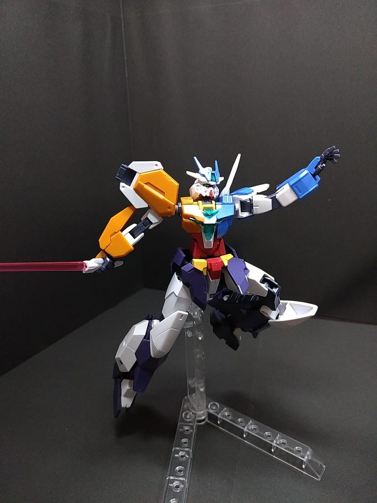 不意討ちでバックパックを破壊されてしまったコアガンダム。ビームサーベルで応戦します。