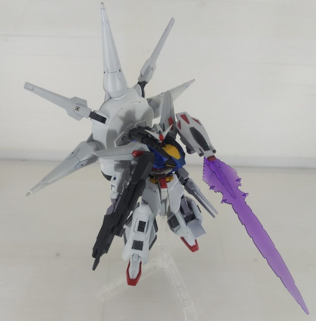 ???「誰しもが、世界を見る目と、感じる心と、繋ぎ合う手を持っているのですから」パケ写をイメージした構図です。トライスラッシュブレイドを接続できるようにしてあります。ビーム刃が紫なので、アルスっぽくてバッチリです。刀身の長大さもプロヴィっぽくなって満足です。