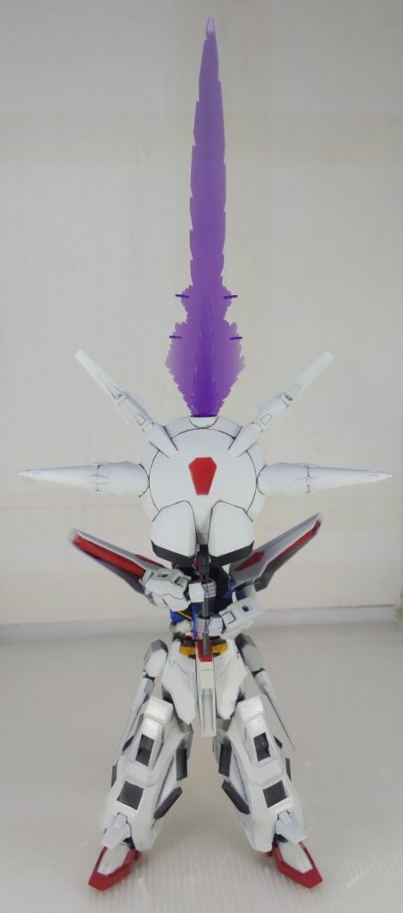 ???「それでも、守りたい世界があるのです!」コレクションシリーズのバックパックが余ったので、ついでに作ってみました。使用者のELダイバーの魂に焼き付いた、英雄たちの記憶から再現された武装です。名付けて救世剣コズミックカリバー(センス皆無)こちらも接続用の軸にトライスラッシュブレイドの基部を挿すだけで再現できます。コレクションシリーズのバックパックは2パーツのモナカなので軽くて保持バッチリです。