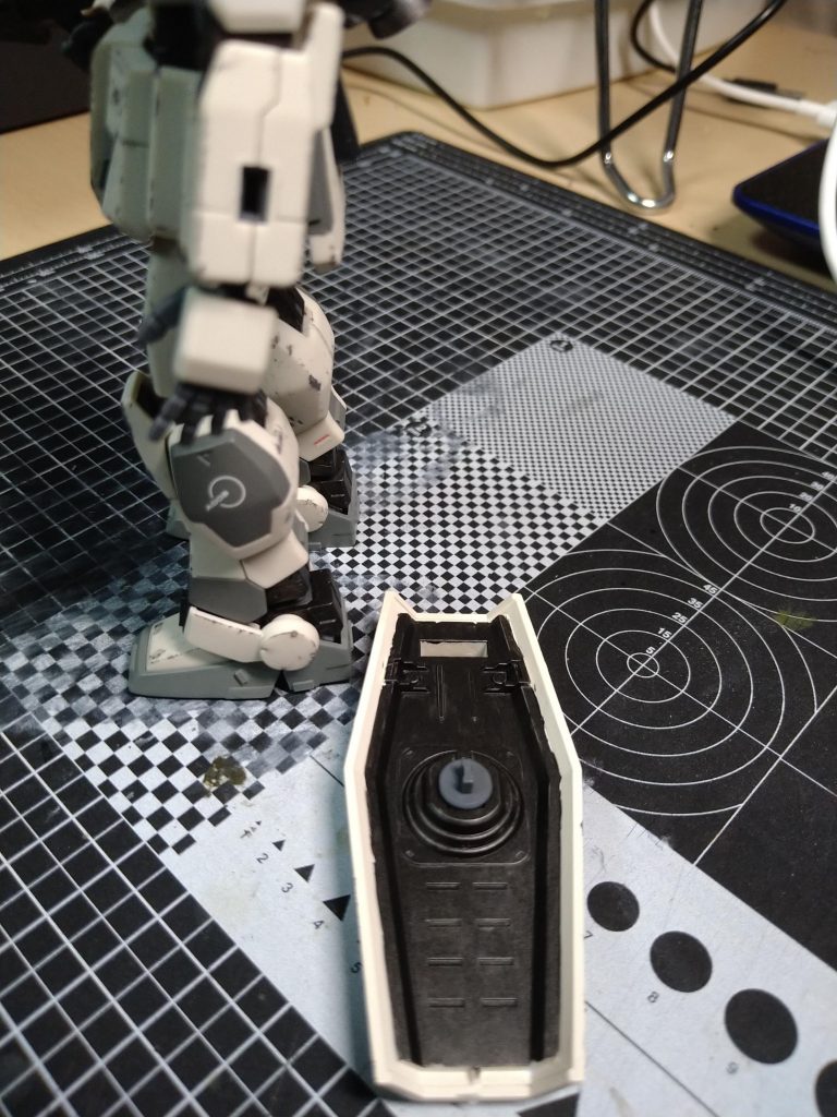 シールドはHGUCジムⅡ、Ⅲから拝借し、接続は陸ジムのパーツを無加工で取付。