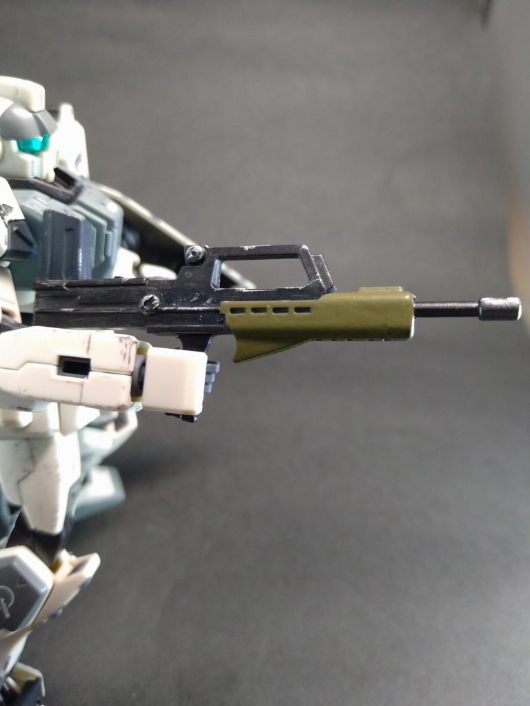 銃器はHGUC[ガンダムヘイズル2合金]のジムライフルを。腕に干渉するマガジンの位置を変更。塗料3色使って塗り分け。