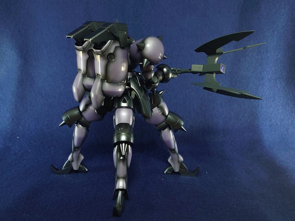 薄紫のメタリックの調色が、設定色に近い色に出来たと満足しています。膝や腰アーマーなどの濃いグレー部分は、力強く見えるようにメタリックブラックに塗装しています。メタリック部分は艶有トップコートでつやつやに仕上げています。