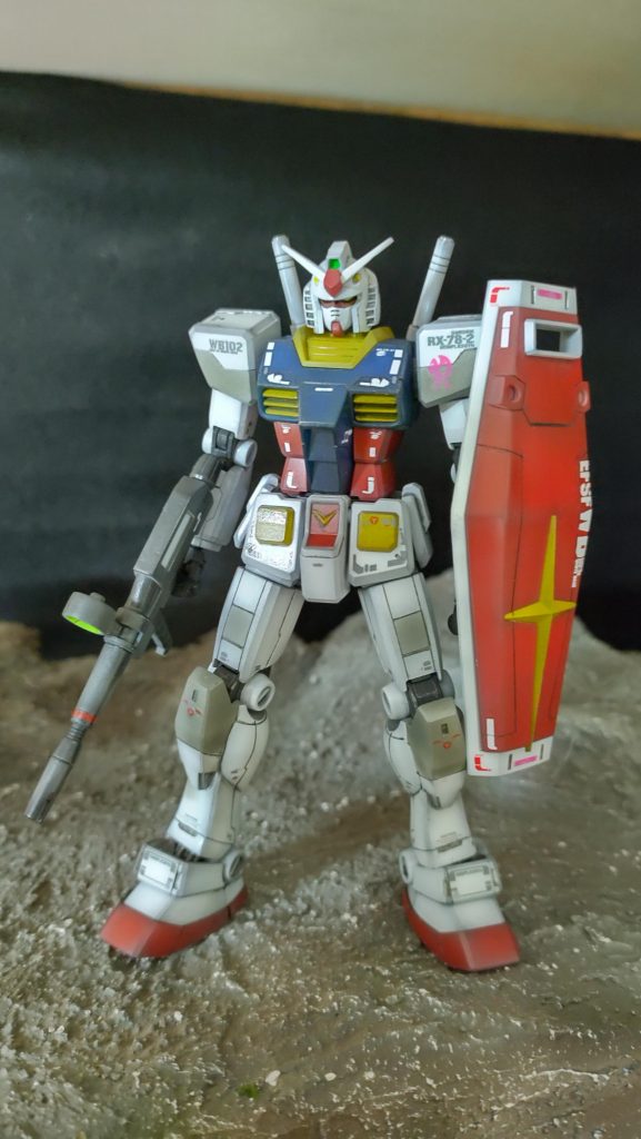 合わせ目消し、スジ彫り少々、塗り分け少々、デカールはRGのものを使用してます