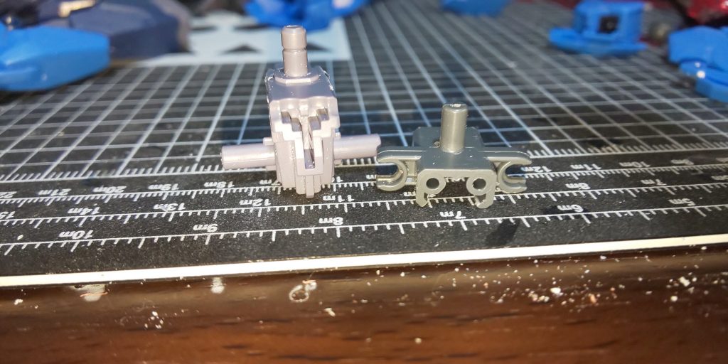 股関節部にサイドスカートを付けるためコアガンダムの股関節に他の股関節をくりぬきそのまま被せました