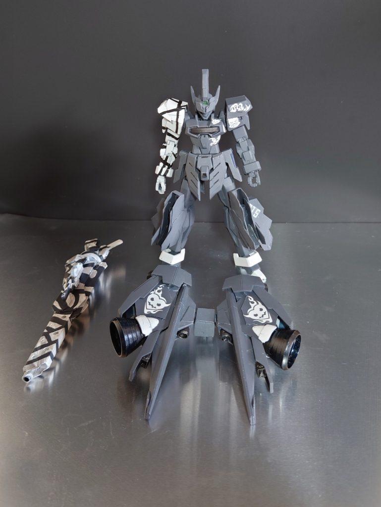 本体のG-ラプターに高機動ユニット「ヴァルチャー」を着けた形態がG-ヴェロキラプターというイメージで制作しています。下半身はヴェイガン系のMSを連邦が機械的にアレンジしたら……というイメージです。