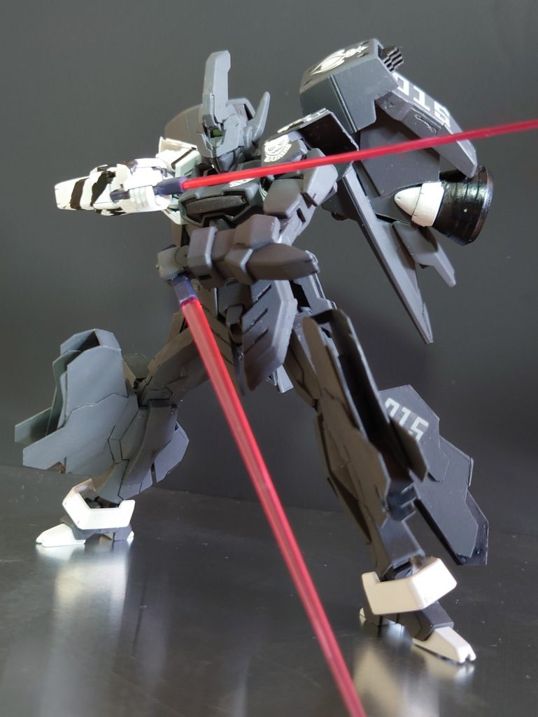 あくまで武器が狙撃仕様なだけで本体はGバウンサー系の万能機です。ビームサーベルもライフル持ちながらでも使えるよう膝にも仕込んであります