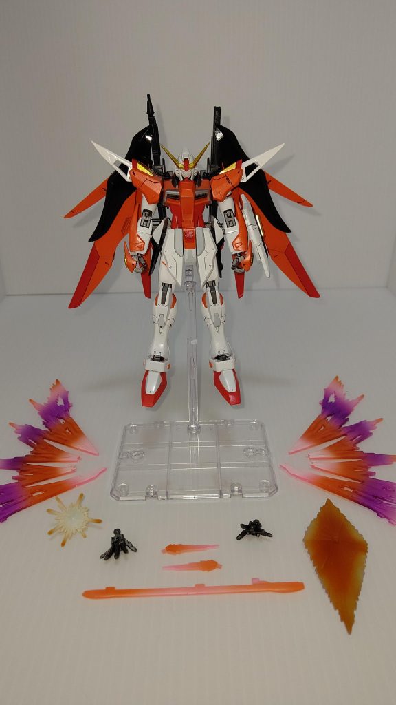 デカール貼る前です。上写真のデカールはヤフオクで落としたものを貼っています。エフェクトの翼は白、クリアーオレンジ、クリアーパープルを塗装しています。シールドはクリアーオレンジで全部塗ってしまいました…改造箇所肩のフラッシュエッジ部分は初の穴埋め&延長羽根、アンテナのエッジ出し爪先の延長翼・肩・フロントアーマーのモールド追加、太もも部分はプラ板を貼ってオレンジを塗っています。