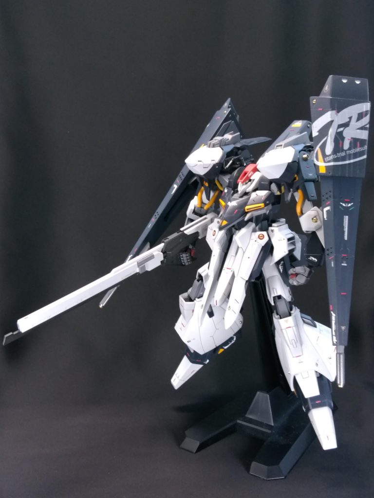 元のキットがズングリだったので、腰パーツの取り付け位置を下げることで、腰にくびれを持たせました。また、脚部を延長しよりスマートに見えるようにしました。