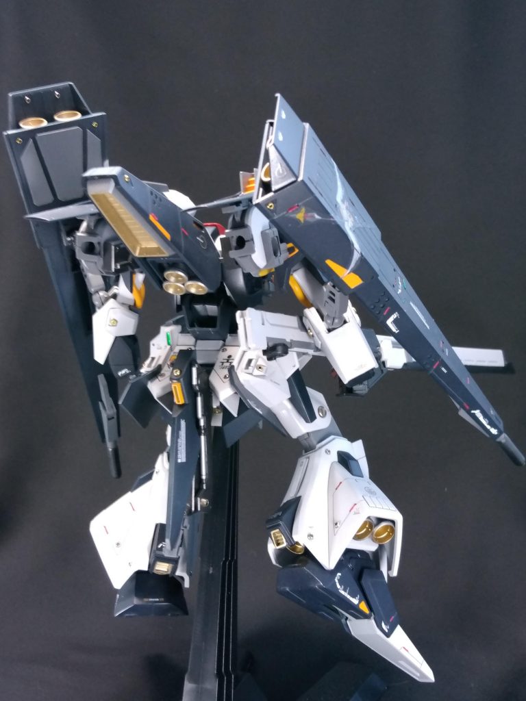 モノアイは、メタルパーツとHアイズミニで、リアルに再現。緑センサー部は、100均UV硬化樹脂を塗布。安くてかっこよく仕上がるのできにいってます。