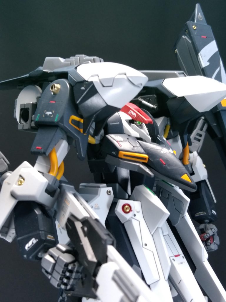 各所にレッドポイント追加。追加箇所に3mm幅のスピンブレードで溝を掘りました。0.38*2.5のプラボウを0.5mm厚さに切り出し、溝にいれて流し込みセメダインで接着。水性ホビーカラーのレッドで筆塗り。はみ出た部分は水で薄めたマジックリンで拭き取れます。モノアイは、HIQパーツHDプレート2.0mmとウェーブHアイズミニ2.0mmを使用しました。緑センサー部は、付属シールの上からUV硬化樹脂でコーティングしました。