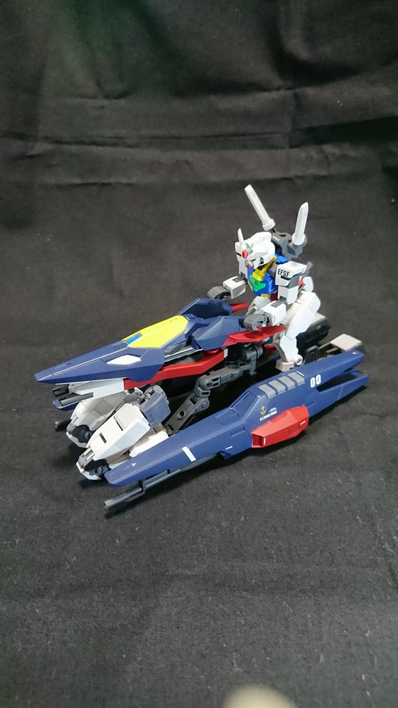 Gアタッカーの設定としては…ファーストガンダム、それもアニメ版が大好きなヒロトが、プラネッツシステムを完成させる前にGファイターをベースに歴代ガンダムのサポートメカを意識して考えたガンプラ。しかし、実際に作製される前により多くのシチュエーションに対応出来るプラネッツシステムを思いついた為、本機はプランのみとなってしまった。運用方法はGファイターと同様にサブフライトシステムや合体しての長距離移動などに加えて、Gディフェンサーの様にコアガンダムと合体し火力、機動力を強化する事を想定されています。