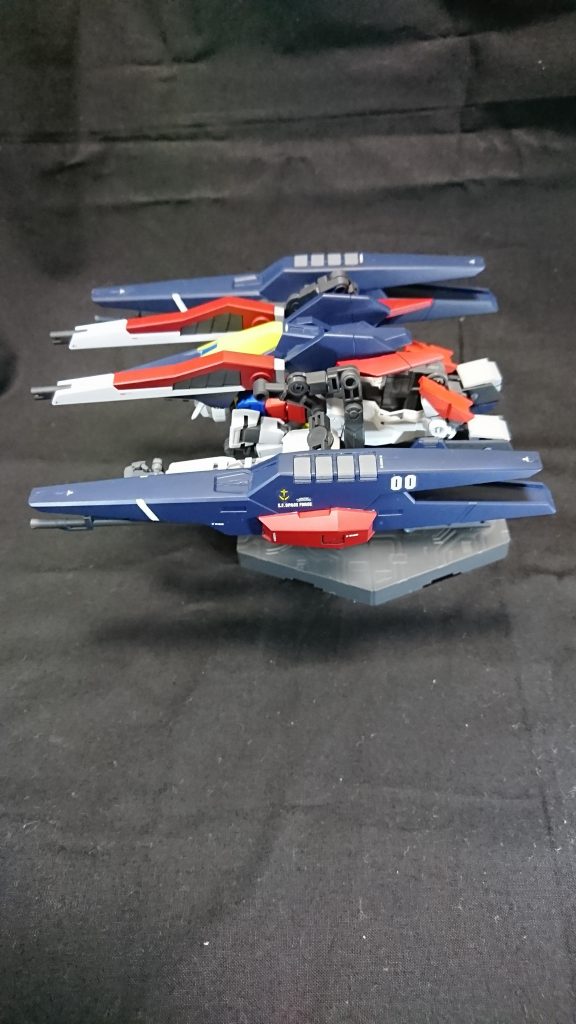 続いてGアーマー形態。この形態は基本的にGアーマーと同じく戦闘区域までの長距離移動や高速飛行ができ、コアガンダム自体を守りながら輸送出来ます。コアガンダムと合体した事により出力も上がっており、主砲のメガ粒子砲も2門に増え、フレキシブルに撃てる様になっています。変形はコアフライヤーと同じ要領で変形させたところにGアタッカーを腰と一部足にひっつけてます。実はこの時の変形案を元にコアガンダムⅡのコアフライヤー形態が生まれたとかなんとか…って妄想してますw