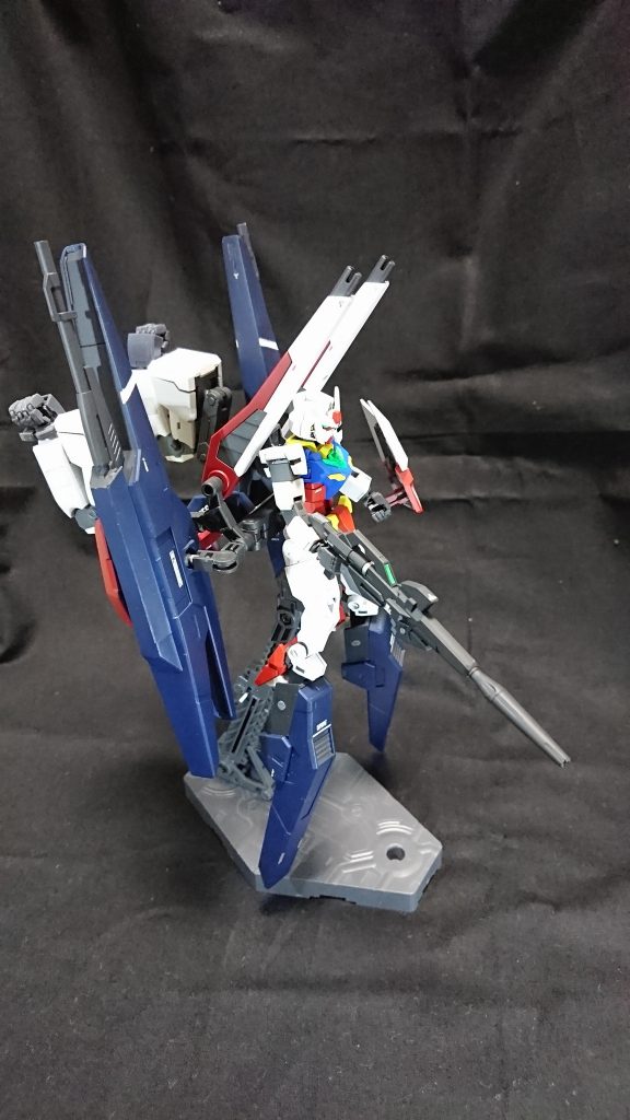 そしてスーパーガンダム形態。Gディフェンサーの様に合体する事でコアガンダムで不足しがちな火力、機動力を大幅にアップさせます。ビームライフルも追加パーツを接続し、出力をあげてあります。武装は今までのものに加えて、脚部のミサイルコンテナとバックパックの大型サブアームが増えます。後部のバックパック類はアームでフレキシブルに可動するので必要に応じて変形、移動します。