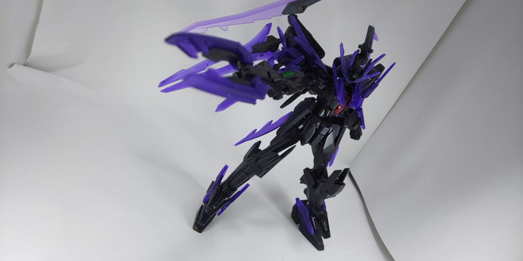 この機体の搭載された新システム①データアブソーバーデータを吸収するし自機のエネルギーに変換する能力、GBNというデータで構築された世界であるならばあらゆる攻撃、機体、フィールドを吸収する出来る②遠隔捜査武装の演算処理能力の向上化GBNの遠隔操縦武装の自動操縦システムでは最大でもGBNのコンピューターに依存しそれ以上にならないが外部からのスパコンを繋いで演算能力を向上させることができれば更に強くなる③ブロックチェーンの採用ハッキングやウイルス等の内部からの攻撃に対して防衛手段としてのビットコインで使われているシステムの採用上記の能力の有用性の検証後データアブソーバーが危険過ぎるためGBN本部から使用禁止にされた。  