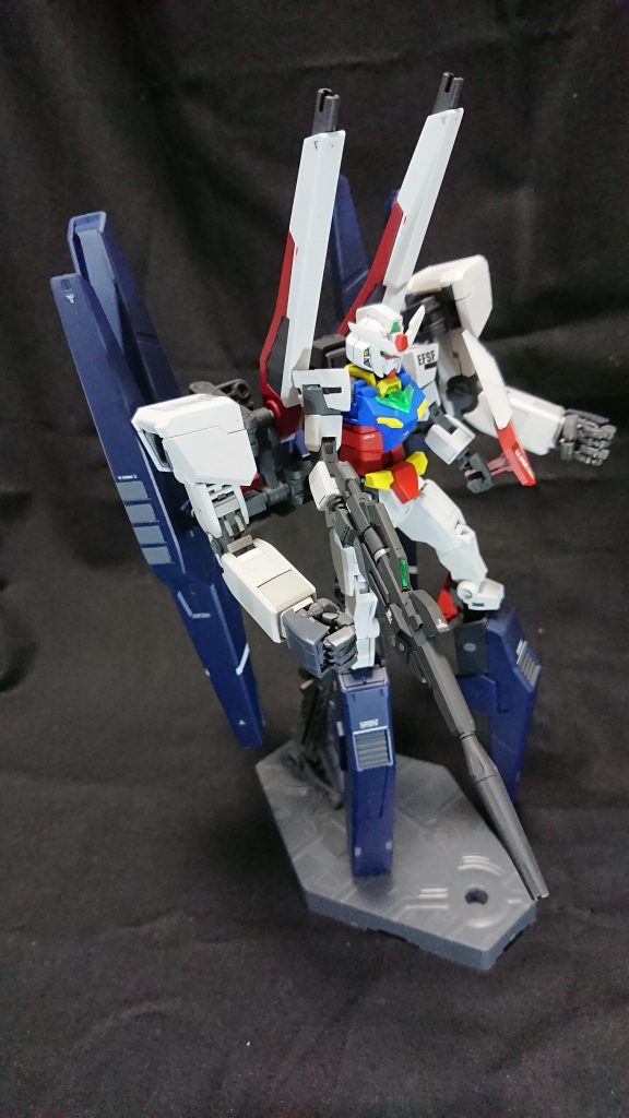 バックパックに接続された大型サブアームを展開した格闘状態。そのまま格闘戦する他にも、ミッションに応じてMGサイズの武器を追加武装として使用する事も想定されています。(写真撮り忘れました…)