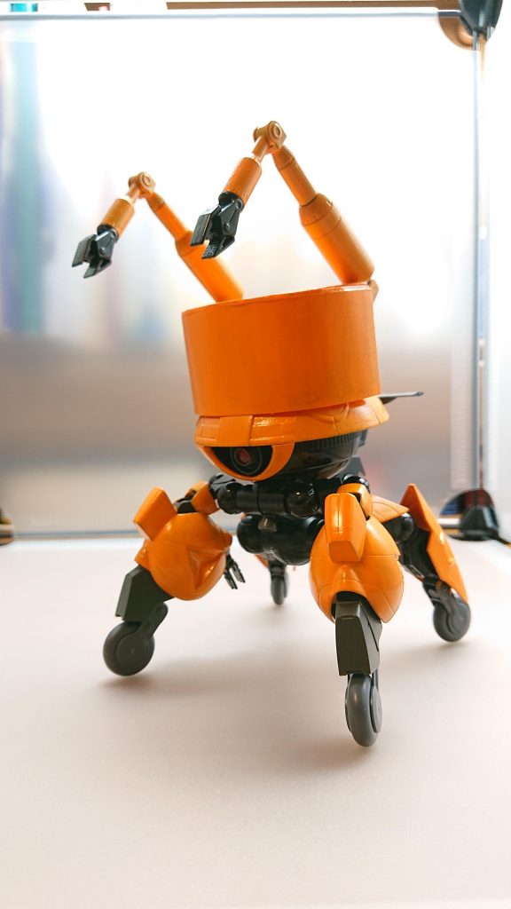 頭部のヘルメットにはサブアームが搭載作業する時に使用する