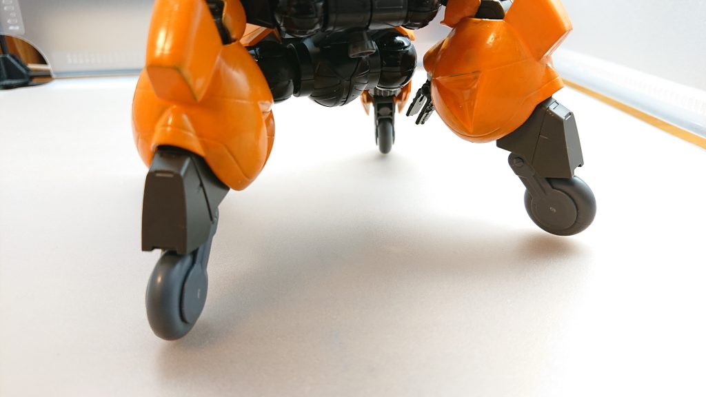 脚部にはホイールが搭載されており険しい道も移動できる