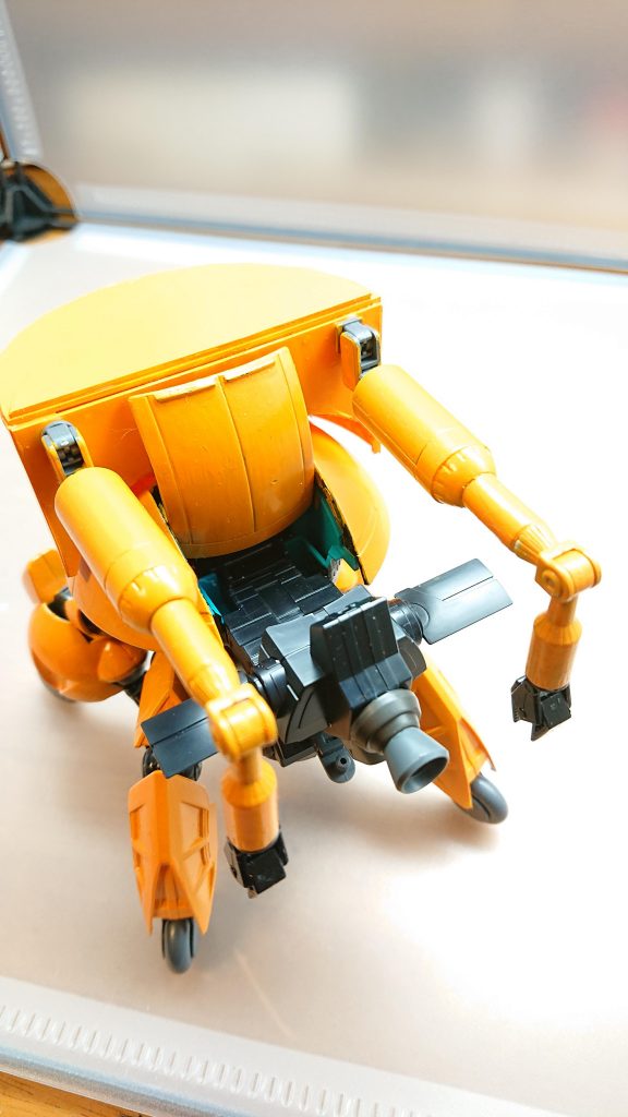 背部にはコックピットらしきものが搭載されておりSDガンダムや小さなロボットを乗せることができる