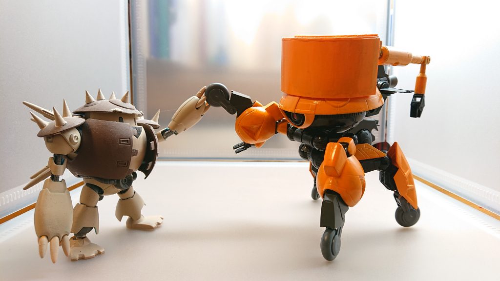 ハリネズミ型モビルスーツハリカプルとハイタッチするウォドムファイドハリカプルについてはまた今度投稿します