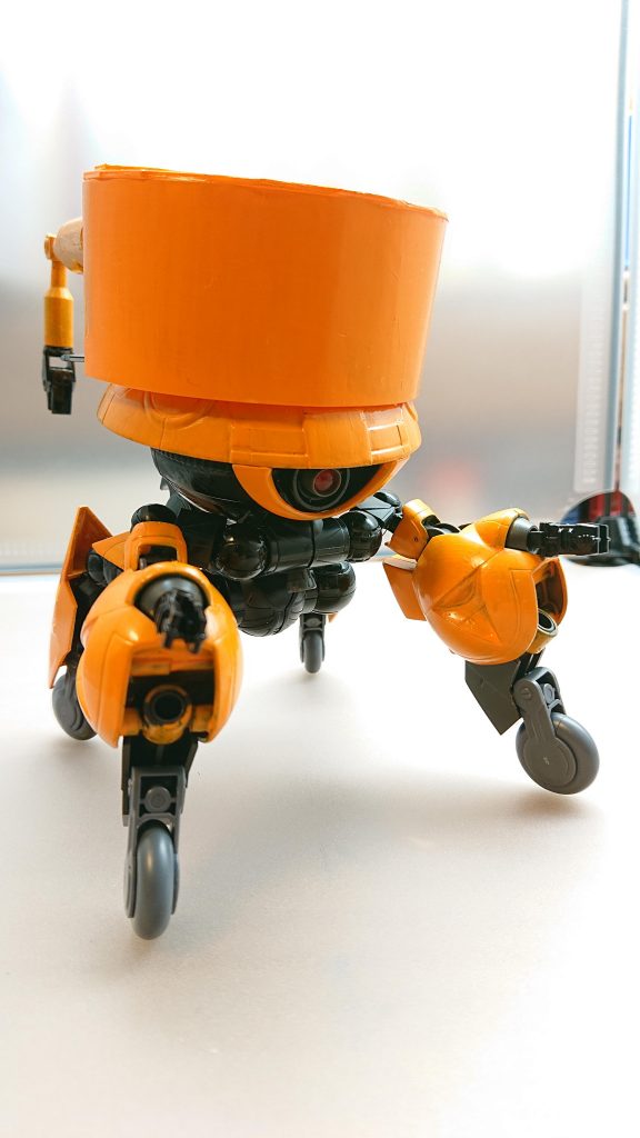 前の脚部を回転することでマニュピレーターを使うことが可能色々なものを持つことができる