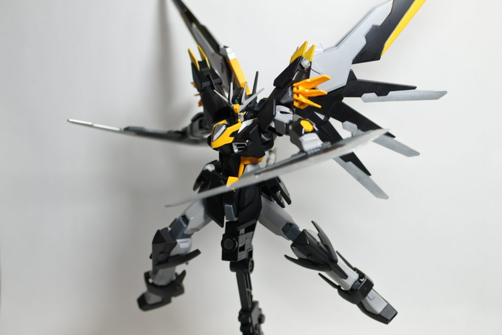 両腰に装備した連結可能なストームブレイド