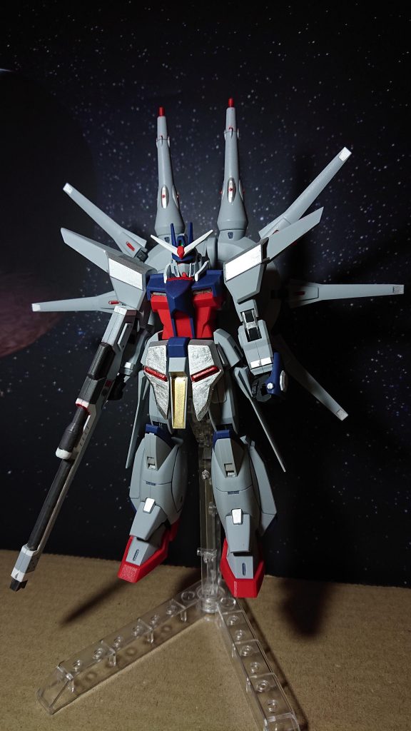 モールドが少ないので勝手にあちこちシルバー塗ってます。が…フロントスカートの平たい部分は仕上がりが汚く悔しいっ(≧口≦)ノ襟の白と胸の赤はシールを使用せず筆塗りです。腕関節平たいだけだったので今風?になるように塗ってみたり・・ビームライフルも白 、赤、灰色と塗ってみました。