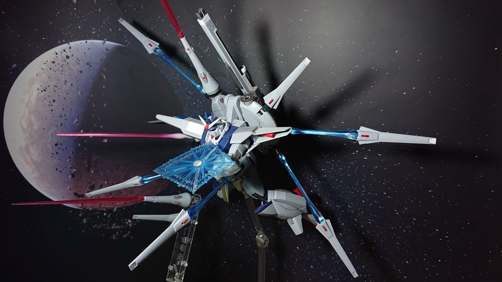 そして当時ではめずらしくエフェクトパーツも数点付属で豪華♪が、台座は付属せず・・青いエフェクトパーツは色が薄いのでメタリックの青を軽く塗ってティッシュでさっと拭き取ってます。大型ドラグーンにも射出エフェクトパーツがあればなぁ・・という訳で設定通りにビームスパイクっぽくなるように大型ドラグーンに付属のビームソード刃を無理やり付けてみましたよ。