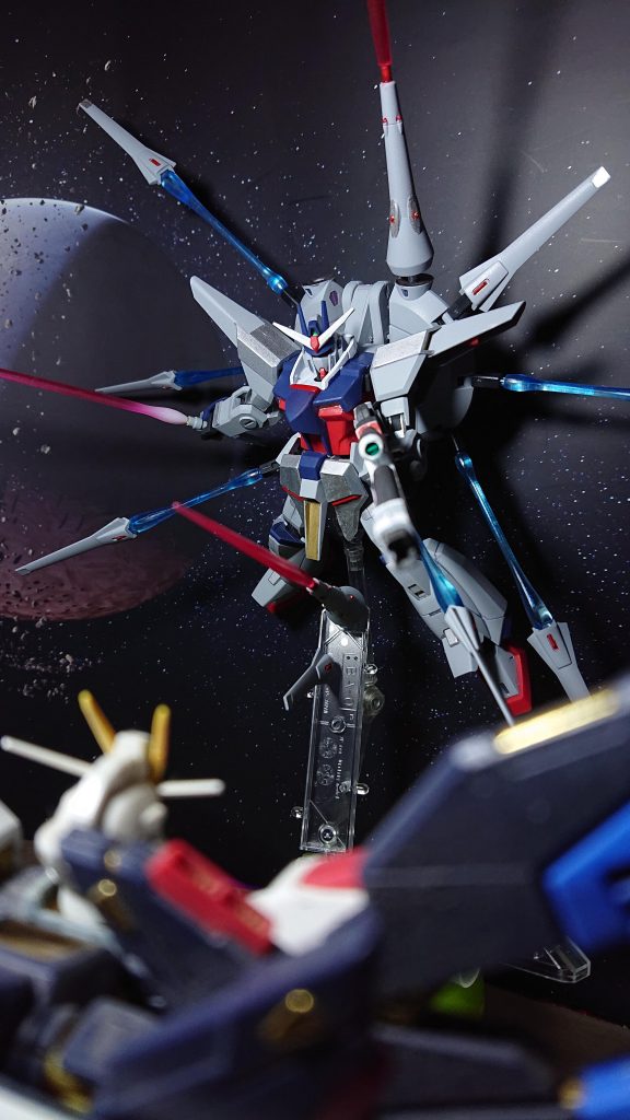 最後にストライクフリーダムと戦ってる感じに。部分塗装や切り口等仕上がりは汚いですが、ポーズ付けて飾ったりしてると仕上がり悪くても気になりませんw気晴らしに組んでみましたが苦労しだけあって愛着がわきますし 個人的に満足です。